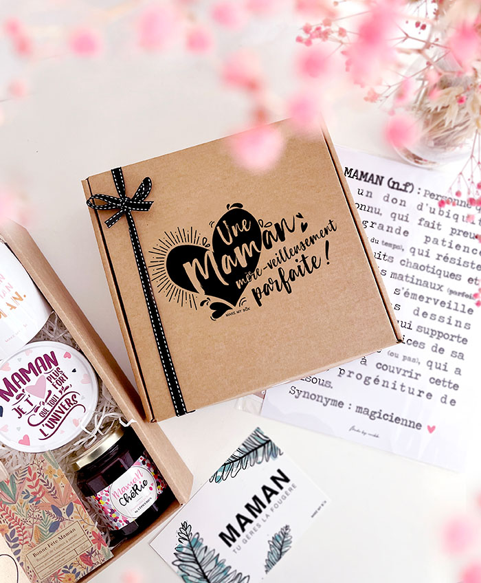10 idées cadeaux pour la Fête des mères
Notre sélection pour votre Box cadeau Maman.
Vous en êtes à votre 25ème, 30ème ou 40ème Fête des mères et vous ne savez plus quoi lui offrir ? Un collier de pâte et un bouquet de fleurs ne suffisent plus à assouvir votre soif d'offrir ? On comprend... Mais surtout,  on a la solution !  La Box cadeau personnalisable maman