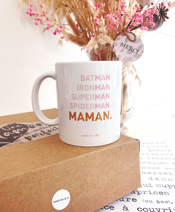Ce mug Maman, une création unique Make my Box pour lui rappeler qu'elle est la meilleure maman du monde dès le matin en buvant son café !
Une idée cadeau parfaite à ajouter dans sa Box cadeau Maman.