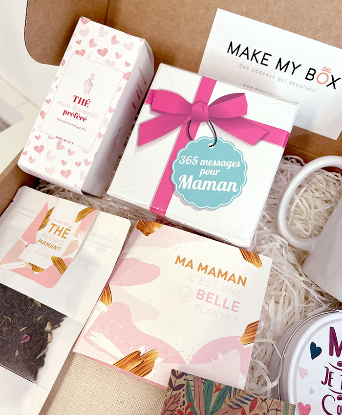 10 idées cadeaux pour la Fête des mères
Notre sélection pour votre Box cadeau Maman.
Vous en êtes à votre 25ème, 30ème ou 40ème Fête des mères et vous ne savez plus quoi lui offrir ? Un collier de pâte et un bouquet de fleurs ne suffisent plus à assouvir votre soif d'offrir ? On comprend... Mais surtout,  on a la solution !  La Box cadeau personnalisable maman
