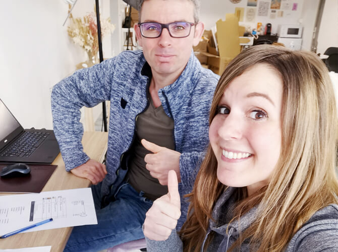 Chapitre 6 - Une vrai entreprise
Michaël et moi avons pourtant des caractères très (trèèèèèès) différents. Il est calme et structuré, je suis impulsive et désordonnée (mais créative) et pourtant… On se complète parfaitement ! 