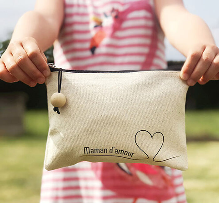 10 idées cadeaux pour la Fête des mères
Notre sélection pour votre Box cadeau Maman.
Vous en êtes à votre 25ème, 30ème ou 40ème Fête des mères et vous ne savez plus quoi lui offrir ? Un collier de pâte et un bouquet de fleurs ne suffisent plus à assouvir votre soif d'offrir ? On comprend... Mais surtout,  on a la solution !  La Box cadeau personnalisable maman