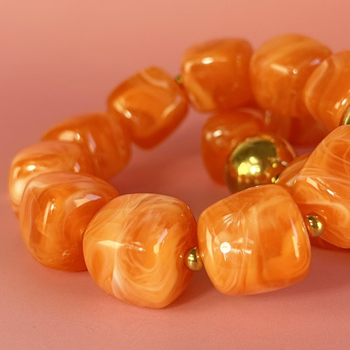 Bracelet à perles en résine orange et or