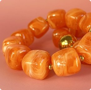 Bracelet à perles en résine orange et or