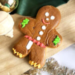 Bonhomme en pain d'épices artisanal décoré à la glace royale