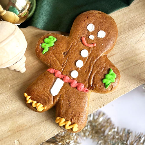 Bonhomme en pain d'épices artisanal décoré à la glace royale