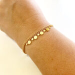 Bracelet doré avec petites breloques