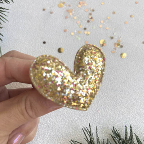 Broche coeur doré à paillettes