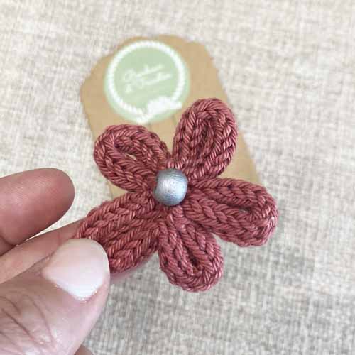 Broche fleur en tricotin