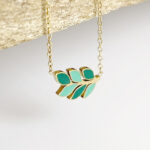 Collier doré - feuille verte