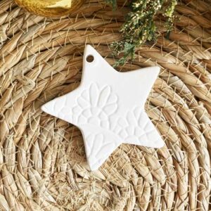 Suspension Étoile en Céramique Non Émaillée – Motif Fleur Gravée