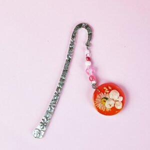 Marque-page fleuri en résine