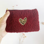 Pochette bouclette bordeaux et son coeur léopard