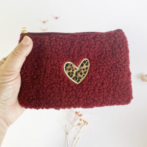 Pochette bouclette bordeaux et son coeur léopard