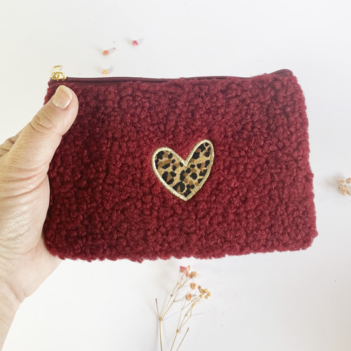 Pochette bouclette bordeaux et son coeur léopard