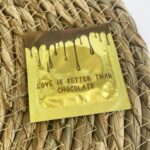 Préservatif "Love is better than chocolate"