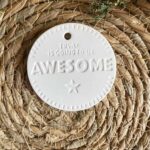 Suspension Ronde en Céramique Non Émaillée – "Today is Going to be Awesome"